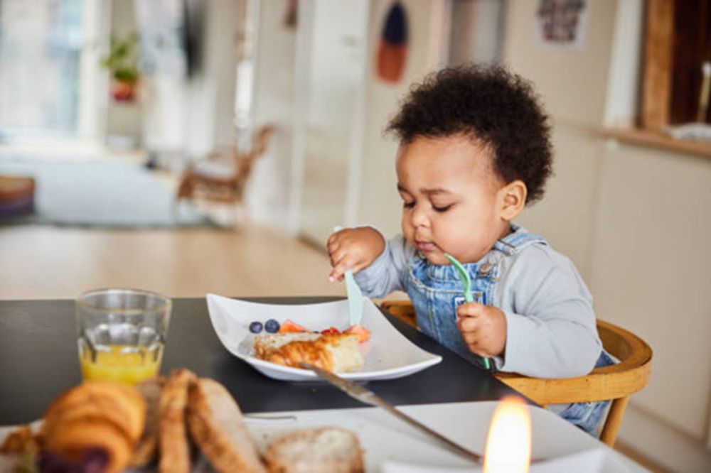 Bữa phụ giúp bé 8 tháng rèn luyện kỹ năng cầm nắm và khám phá hương vị mới.