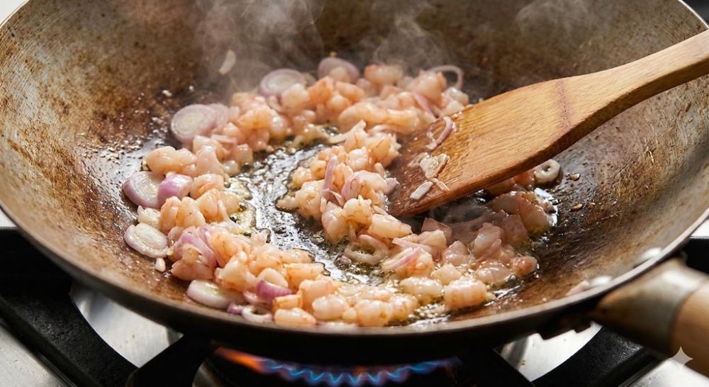 Xào tôm với hành tím là bí quyết giúp cháo thơm lừng, không bị tanh