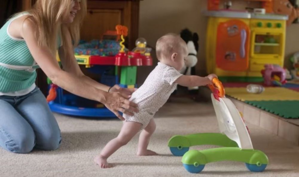 Đồ chơi vận động như xe tập đi hay bóng vải giúp bé 8 tháng nhanh cứng cáp.