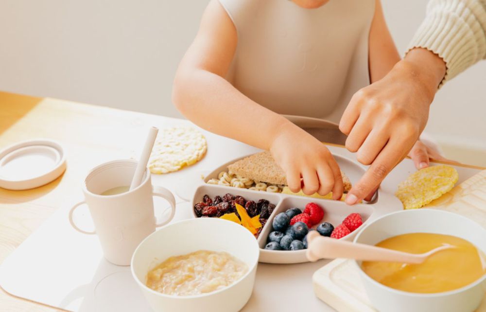 Bữa ăn đa dạng màu sắc và độ thô phù hợp giúp bé hào hứng hơn.