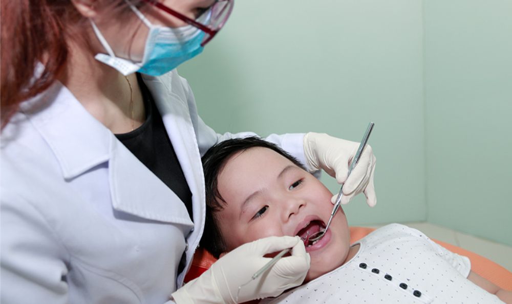 Nếu sau 12 tháng tuổi bé vẫn chưa nhú chiếc răng nào, việc thăm khám chuyên khoa là cần thiết