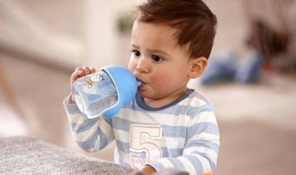 Tập cho bé dùng bình tập uống giúp hoàn thiện kỹ năng nuốt và cầm nắm