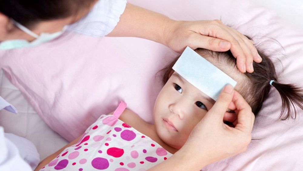 Khi trẻ bị sốt hoặc tiêu chảy, mẹ cần kiên nhẫn bón nước liên tục để bù lại lượng dịch đã mất