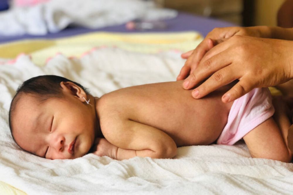 Cách dỗ trẻ 7 tháng khóc đêm bằng phương pháp vỗ về