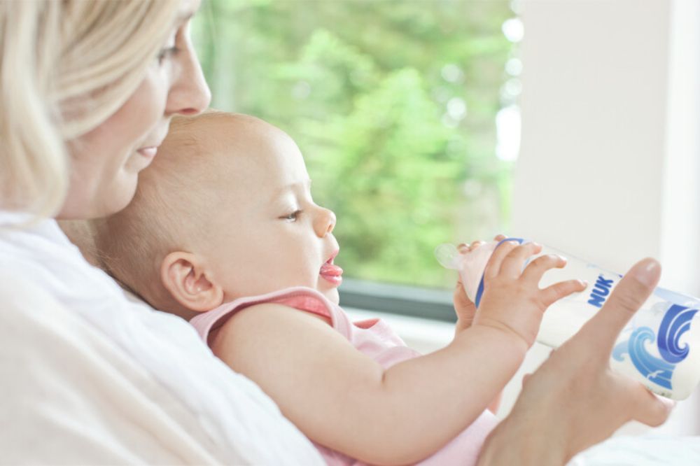 Sử dụng bình tập uống giúp bé 7 tháng hào hứng hơn với việc uống nước