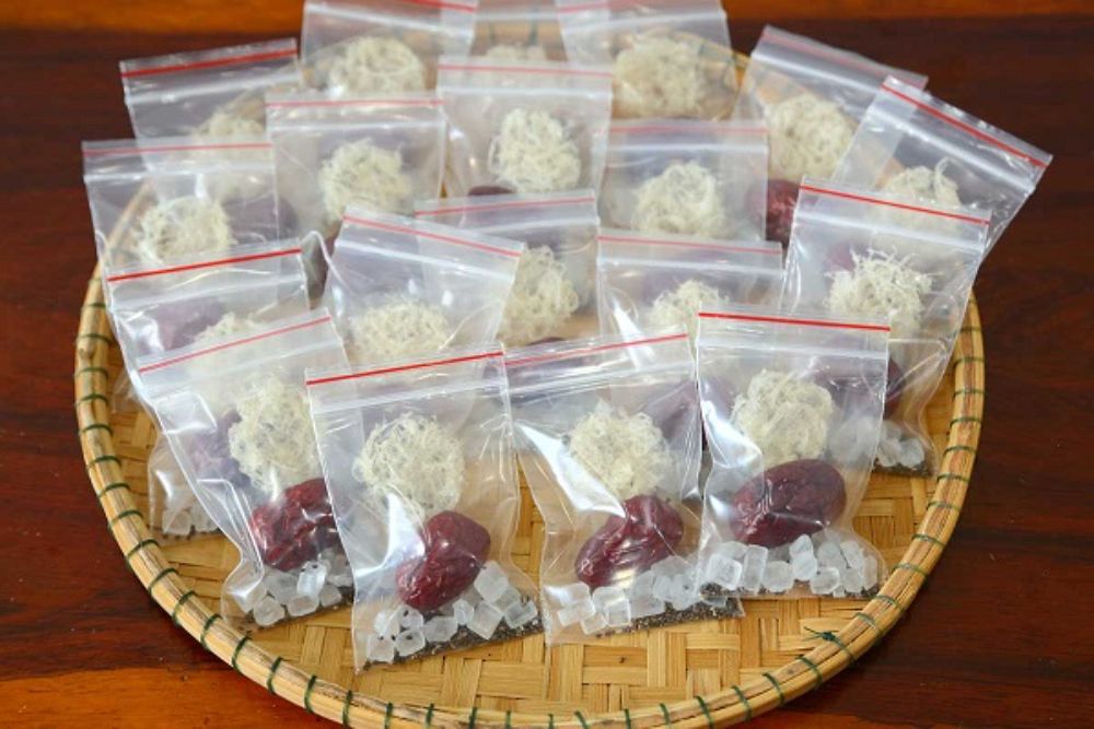 Set yến baby chia sẵn viên nhỏ giúp mẹ định lượng chuẩn xác cho bé ăn dặm.