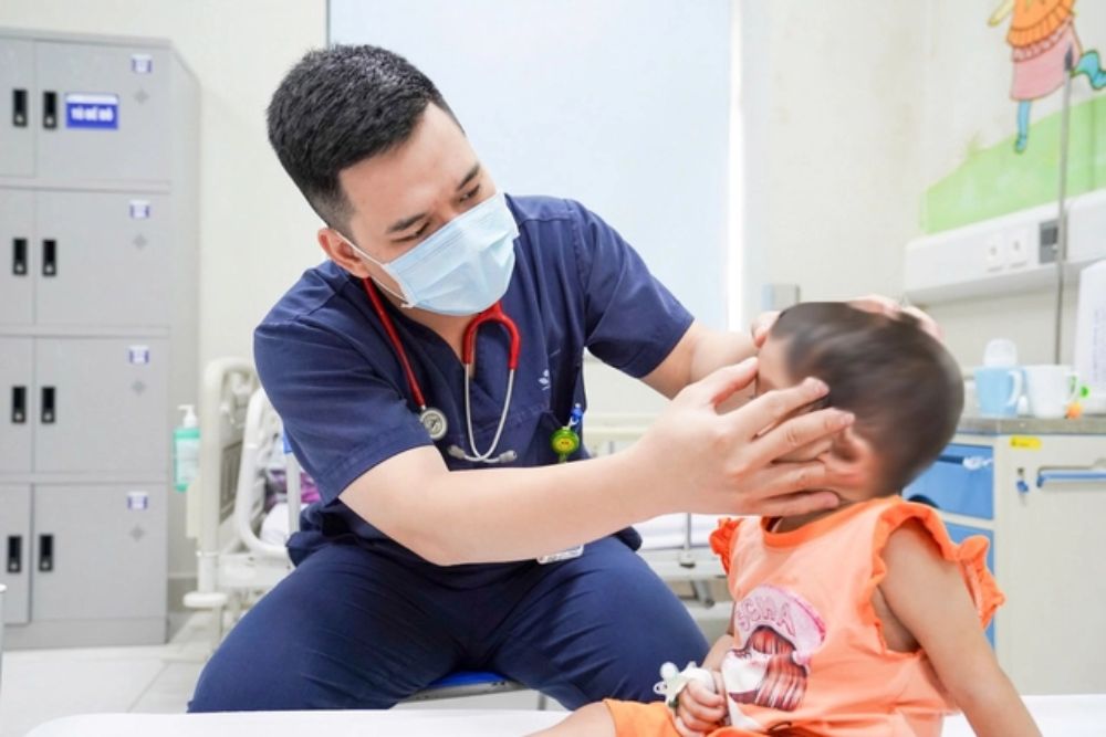 Hãy đưa trẻ đi khám dinh dưỡng nếu có dấu hiệu chậm vận động hoặc thóp lâu liền