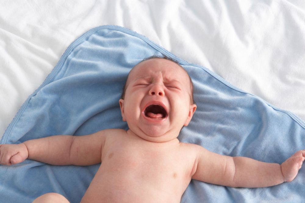 Trẻ sơ sinh dưới 1 tháng tuổi thường khóc khan do tuyến lệ chưa phát triển hoàn thiện để tạo dòng nước mắt.