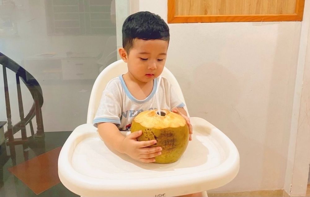 Trên 1 tuổi là thời điểm vàng để bé thưởng thức nước dừa an toàn