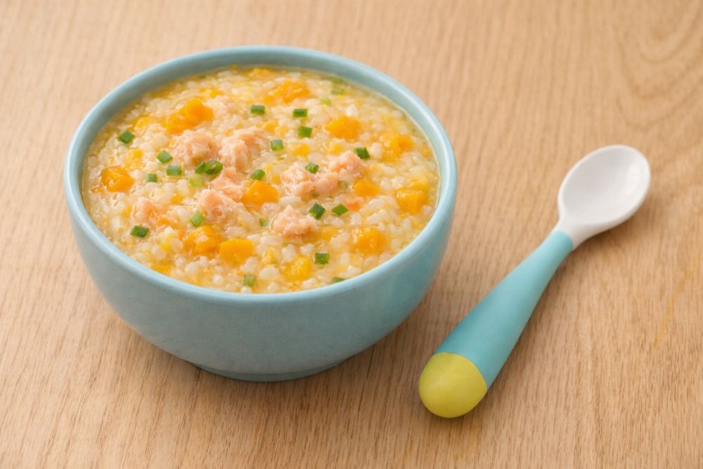 Cháo cá hồi bí đỏ thơm ngon, siêu dinh dưỡng giúp bé 8 tháng tăng cân vù vù.