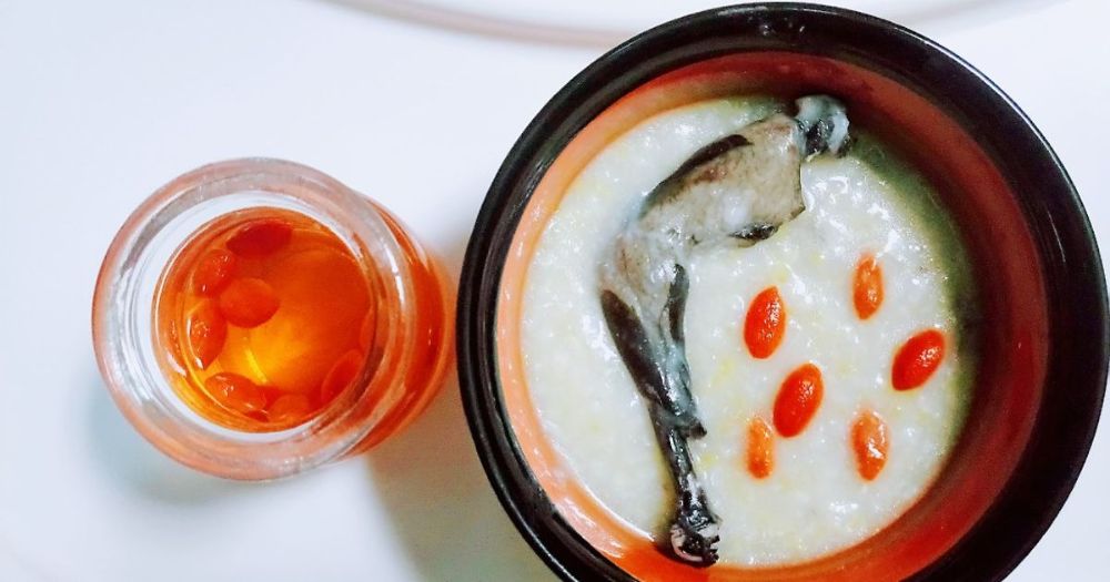 Cháo gà ác hầm kỷ tử