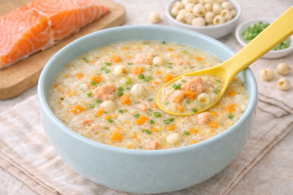 Cháo cá hồi hạt sen bùi béo không chỉ kích thích vị giác mà còn bổ sung lượng lớn DHA quý giá cho não bộ trẻ non nớt.