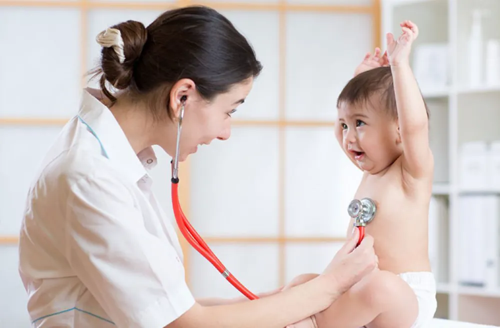 Nếu bé bị táo bón kèm theo nôn trớ, chướng bụng cứng hoặc đi ngoài ra máu, cần đưa trẻ đi khám ngay.