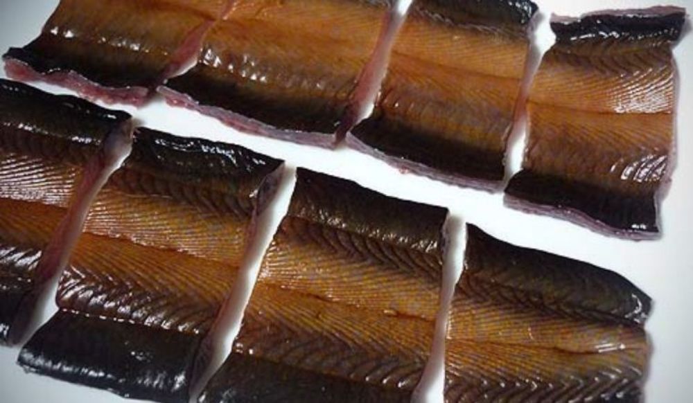 Thịt lươn gỡ sạch xương, phi thơm với hành tăm giúp bát cháo của bé 8 tháng thêm phần hấp dẫn.