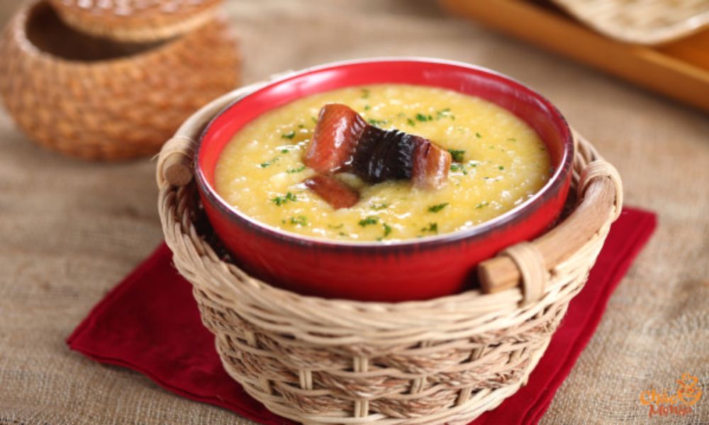 Cháo lươn cà rốt dồi dào vitamin A bảo vệ thị lực và tăng cường hệ miễn dịch cho trẻ.