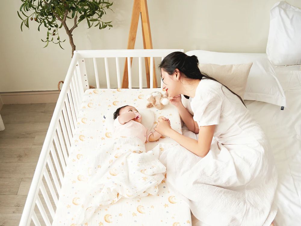 Không gian thoáng mát, yên tĩnh là chìa khóa vàng giúp bé ngủ xuyên đêm.