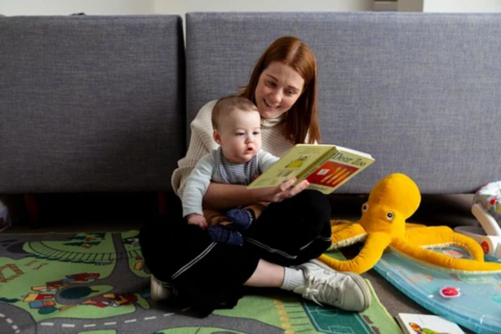 Đọc sách trước giờ ngủ giúp não bộ bé thư giãn, dễ dàng chìm vào giấc ngủ sâu.