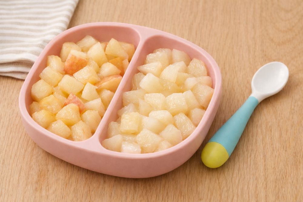 Táo và lê bắt buộc phải được hấp chín mềm trước khi cho bé 8 tháng tuổi thưởng thức để phòng tránh hóc nghẹn.