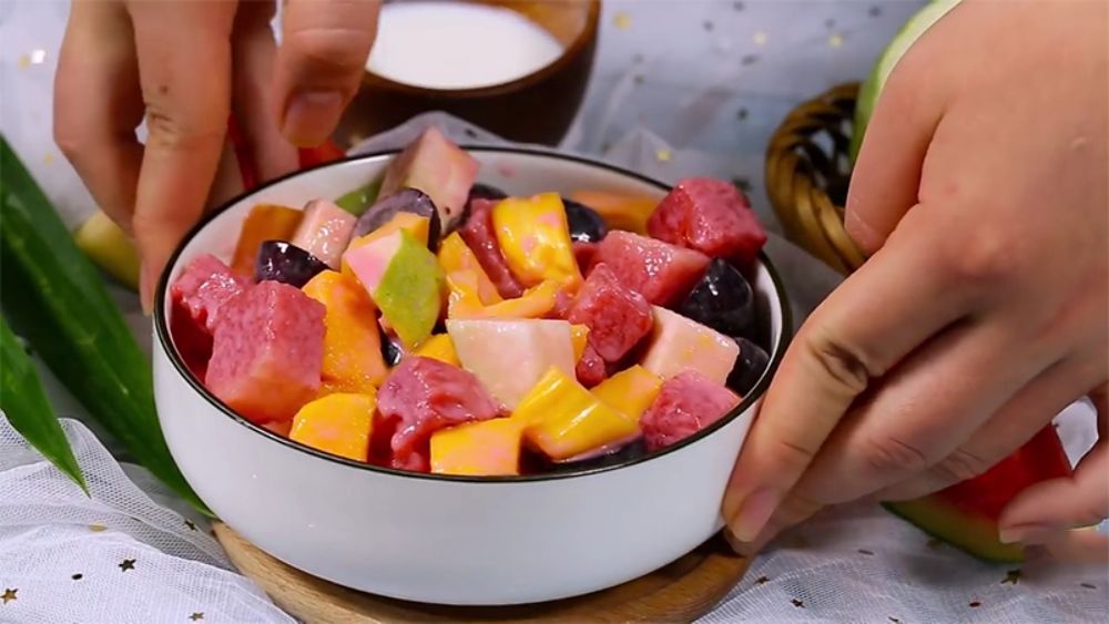 Trái cây cắt nhỏ và rau củ luộc mềm là "cứu tinh" chống táo bón tuyệt vời cho hệ tiêu hóa non nớt