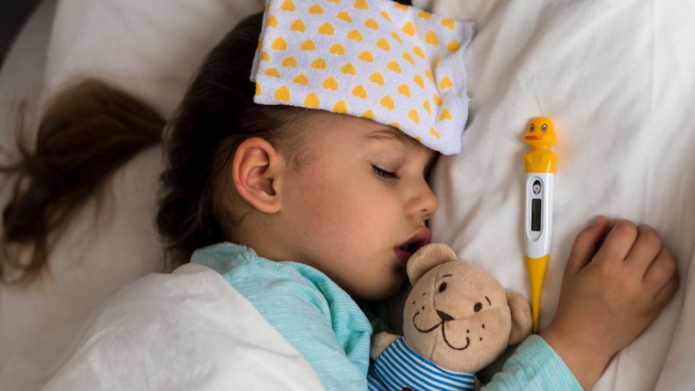 Theo dõi nhiệt độ và chườm ấm đúng cách giúp bé nhanh chóng phục hồi.