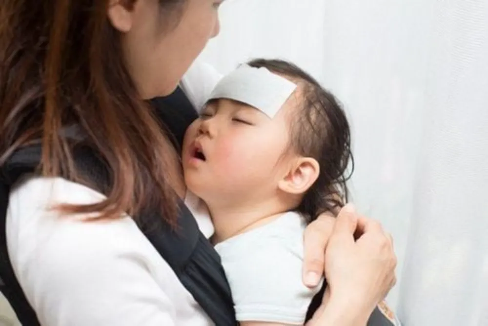 Mắt trũng, khóc không nước mắt, lờ đờ là dấu hiệu mất nước khẩn cấp mẹ cần lưu ý đưa bé đi viện ngay