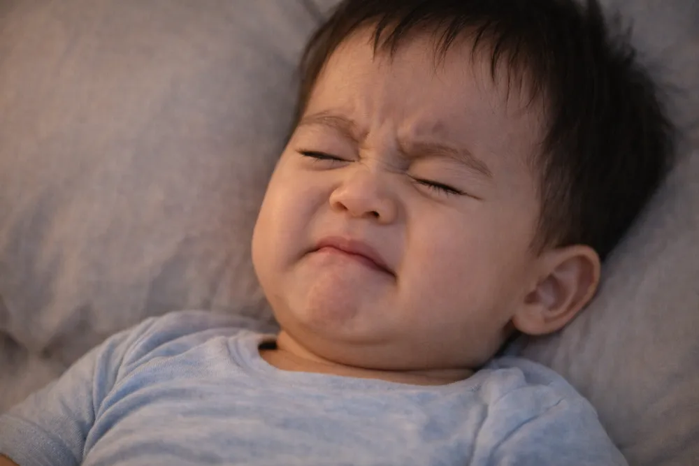 Tình trạng trẻ siết chặt răng khi ngủ phần lớn là phản xạ sinh lý tự nhiên trong giai đoạn phát triển.