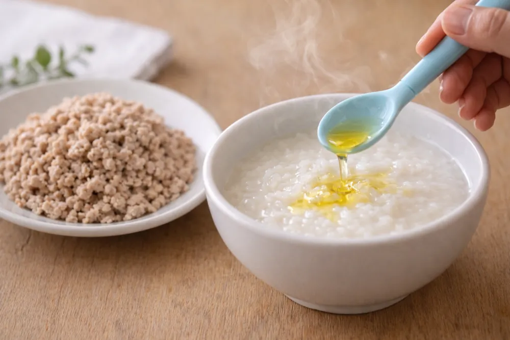 Hấp chín thịt rồi mới băm và thêm chút dầu ăn sẽ giúp bát cháo của bé 9 tháng mềm mọng, không bị bã.