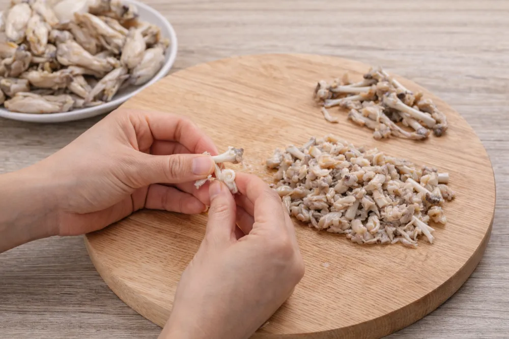 Sơ chế và gỡ xương ếch thật cẩn thận là nguyên tắc bắt buộc khi nấu đồ ăn dặm.