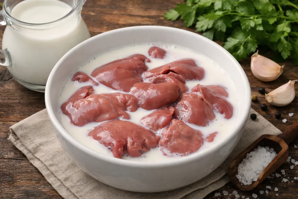Ngâm gan gà bằng sữa tươi không đường là bí quyết giúp gan sạch độc và mềm thơm.
