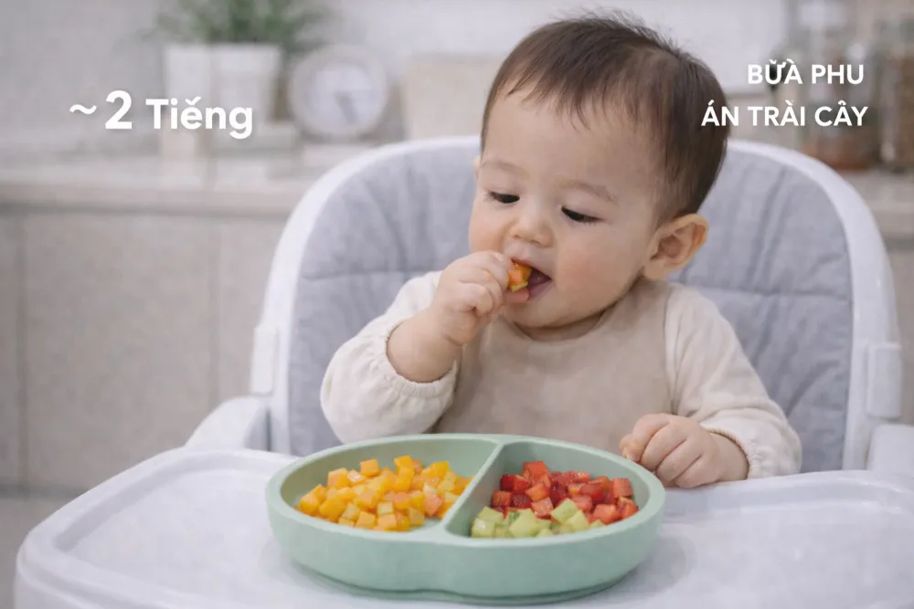 Cho bé ăn trái cây vào bữa phụ cách bữa chính khoảng 2 tiếng giúp con hấp thụ dưỡng chất tốt nhất mà không lo đầy bụng.