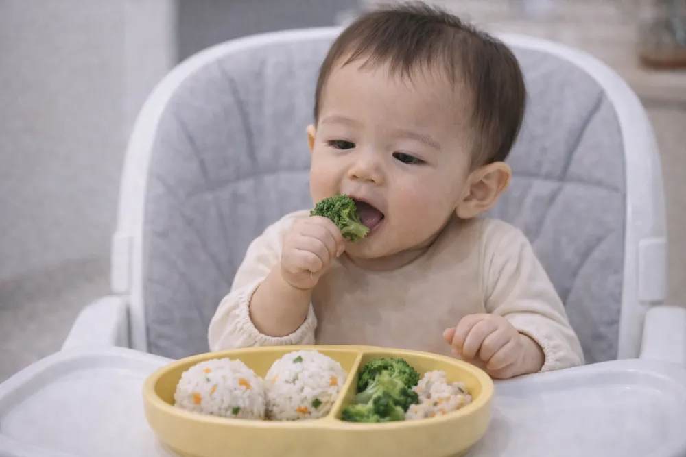 Chế độ ăn dặm có độ thô phù hợp ở tháng thứ 9 giúp cơ lưỡi của bé linh hoạt và giảm thói quen thè lưỡi vô thức.
