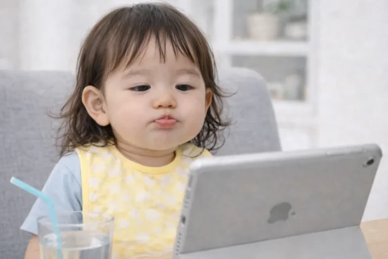 Vừa ăn vừa xem tivi là một trong những nguyên nhân hàng đầu khiến trẻ lười nhai nuốt.