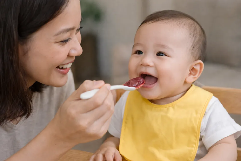 Cho bé ăn rau dền đúng cách, đủ lượng sẽ giúp con hấp thu trọn vẹn sắt và canxi mà vẫn bảo vệ an toàn cho hệ tiêu hóa.