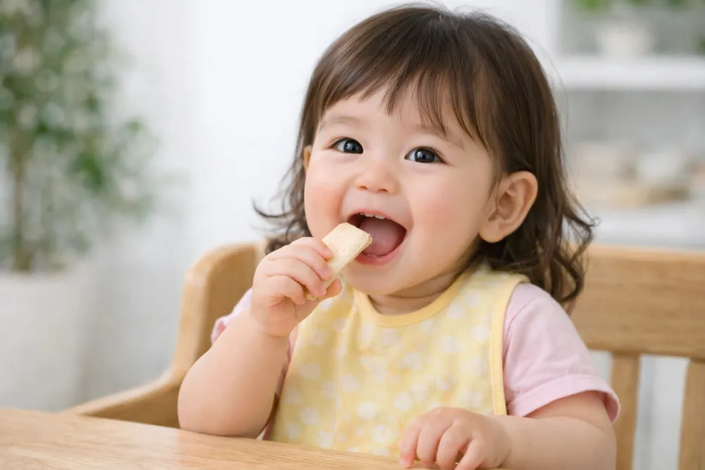 Bữa phụ đúng cách giúp bé 9 tháng nạp năng lượng và rèn luyện kỹ năng tự bốc nhón khéo léo