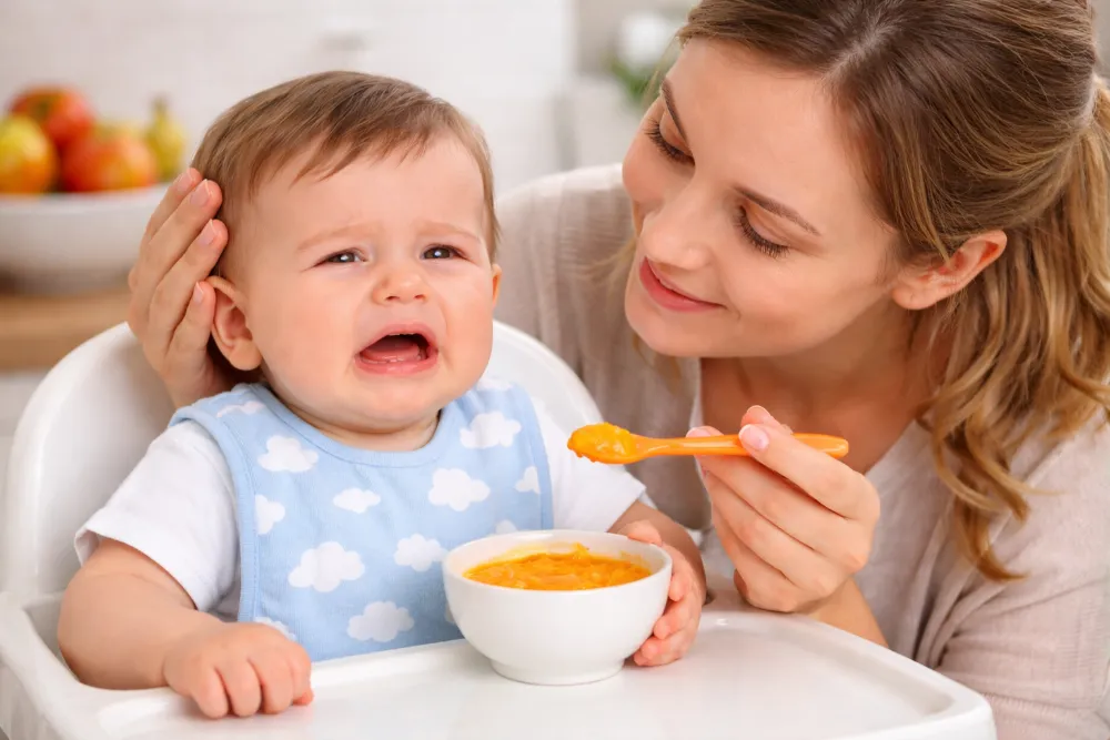 Mẹ hãy kiên nhẫn và thử lại món mới vào vài ngày sau nếu bé có biểu hiện nhè thức ăn.