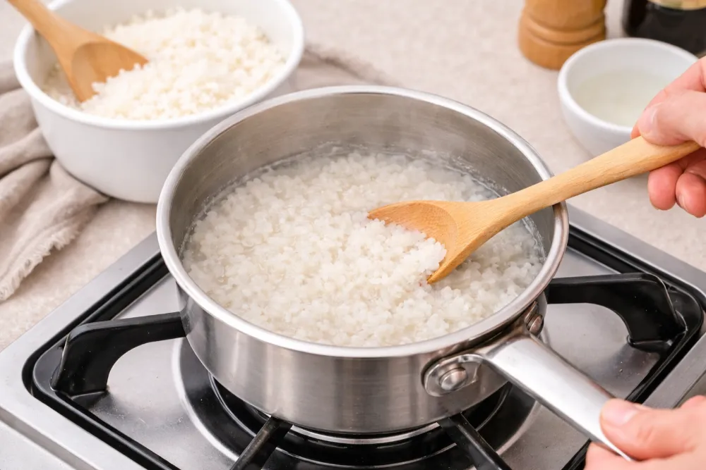 Nấu cơm nát từ cơm chín của gia đình giúp mẹ tiết kiệm thời gian.