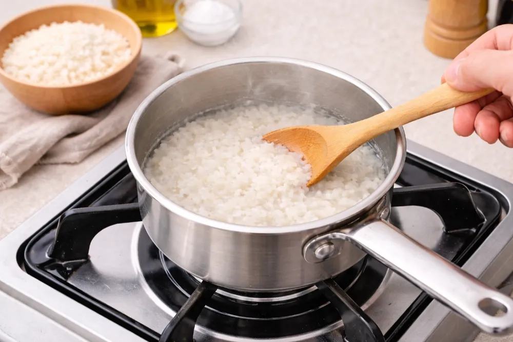 Nên ngâm gạo trước 30 phút để cơm nhanh mềm và dẻo thơm.