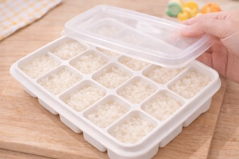 Sử dụng khay trữ đông có nắp đậy để bảo quản cơm nát an toàn.