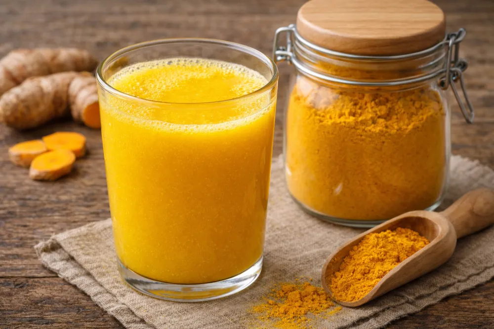 Mẹ bỉm sữa chỉ nên sử dụng tinh bột nghệ đã tách tinh dầu với liều lượng 1-2 thìa cà phê mỗi ngày.