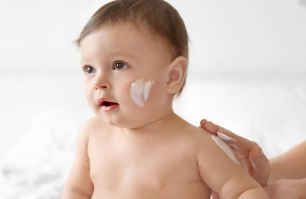 Thay vì bôi nghệ, mẹ nên dùng kem dưỡng ẩm chuyên biệt để bảo vệ làn da non nớt của bé sơ sinh.