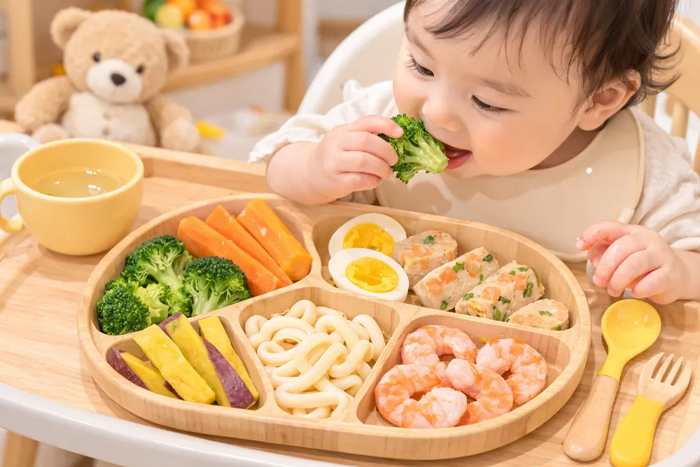 Kỹ năng bốc nhón (Pincer Grasp) phát triển mạnh mẽ ở trẻ 9 tháng thông qua các bữa ăn dặm.