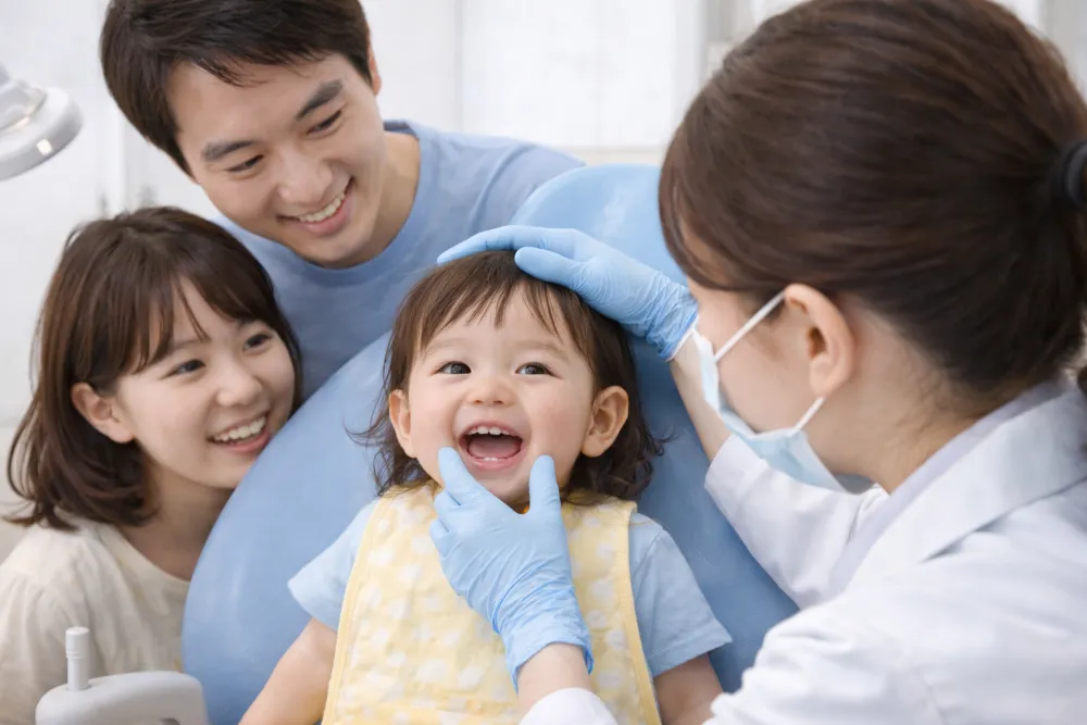 Thăm khám nha khoa định kỳ giúp phát hiện sớm nguyên nhân và xử lý dứt điểm tình trạng răng trẻ bị đen một cách an toàn.