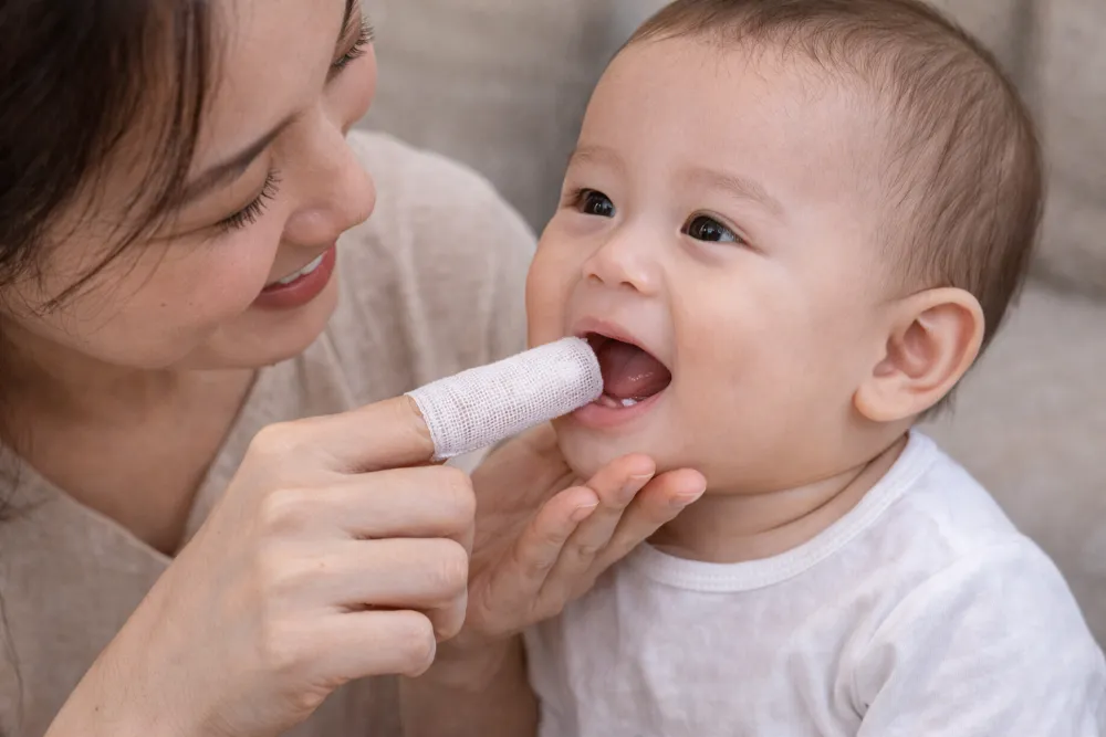 Sử dụng gạc mềm hoặc bàn chải silicon chuyên dụng giúp loại bỏ mảng bám đen an toàn mà không làm tổn thương nướu bé.