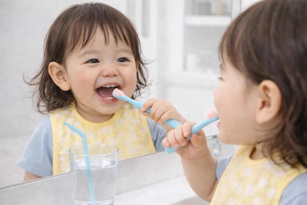 Sử dụng ống hút khi uống thuốc sắt và duy trì thói quen chải răng đều đặn là bí quyết "vàng" giữ nụ cười trắng sáng.