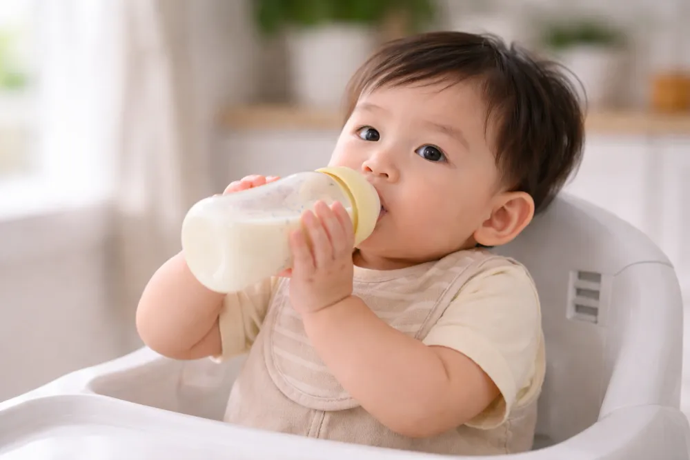 Cần cân bằng lượng sữa và cháo để bé 10 tháng nhận đủ dinh dưỡng.