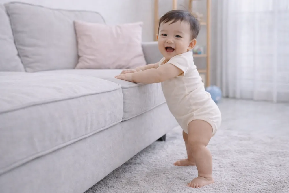 Bé 10 tháng tuổi rất giỏi trong việc quan sát và bắt chước cảm xúc của người lớn.