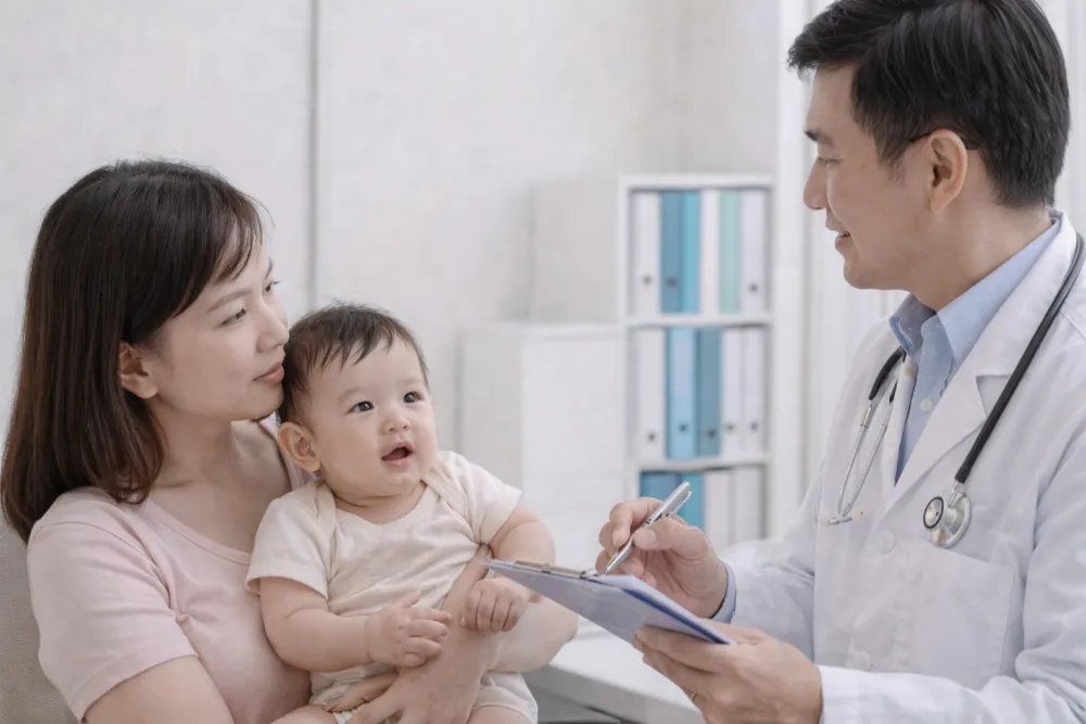 Đưa trẻ đi khám sau 12 tháng chưa mọc răng giúp bác sĩ đánh giá chính xác tình trạng của bé.