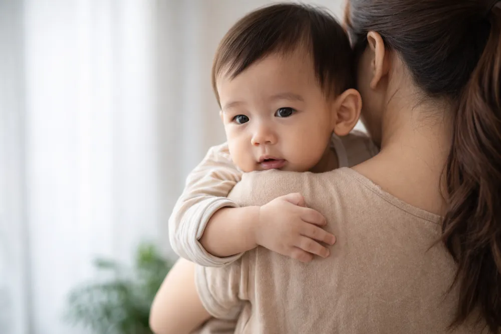 Bám mẹ là một cột mốc phát triển cảm xúc bình thường ở độ tuổi này.