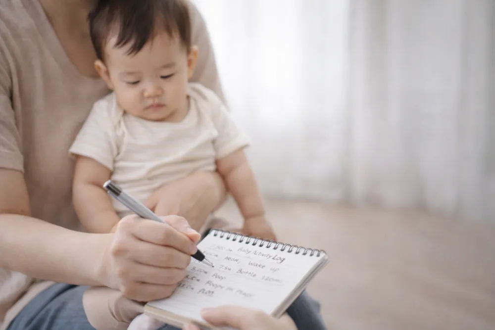 Theo dõi và ghi chép chi tiết sinh hoạt của bé rất hữu ích khi đi khám.