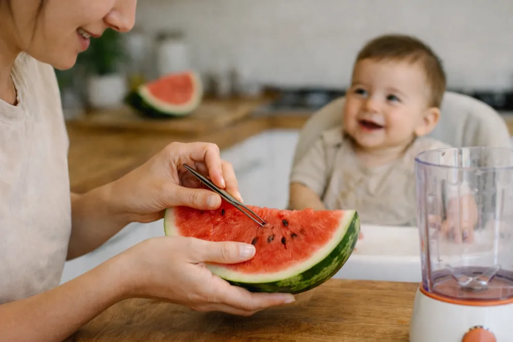 Chọn dưa hấu chín tự nhiên và kiểm soát lượng ăn giúp bé tiêu hóa tốt, hấp thu trọn vẹn vitamin.